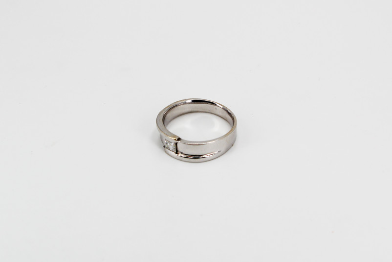Solitario de oro blanco de 18k con diamantes. de segunda mano. Joyería de ocasión | ROYALHYSTERIA