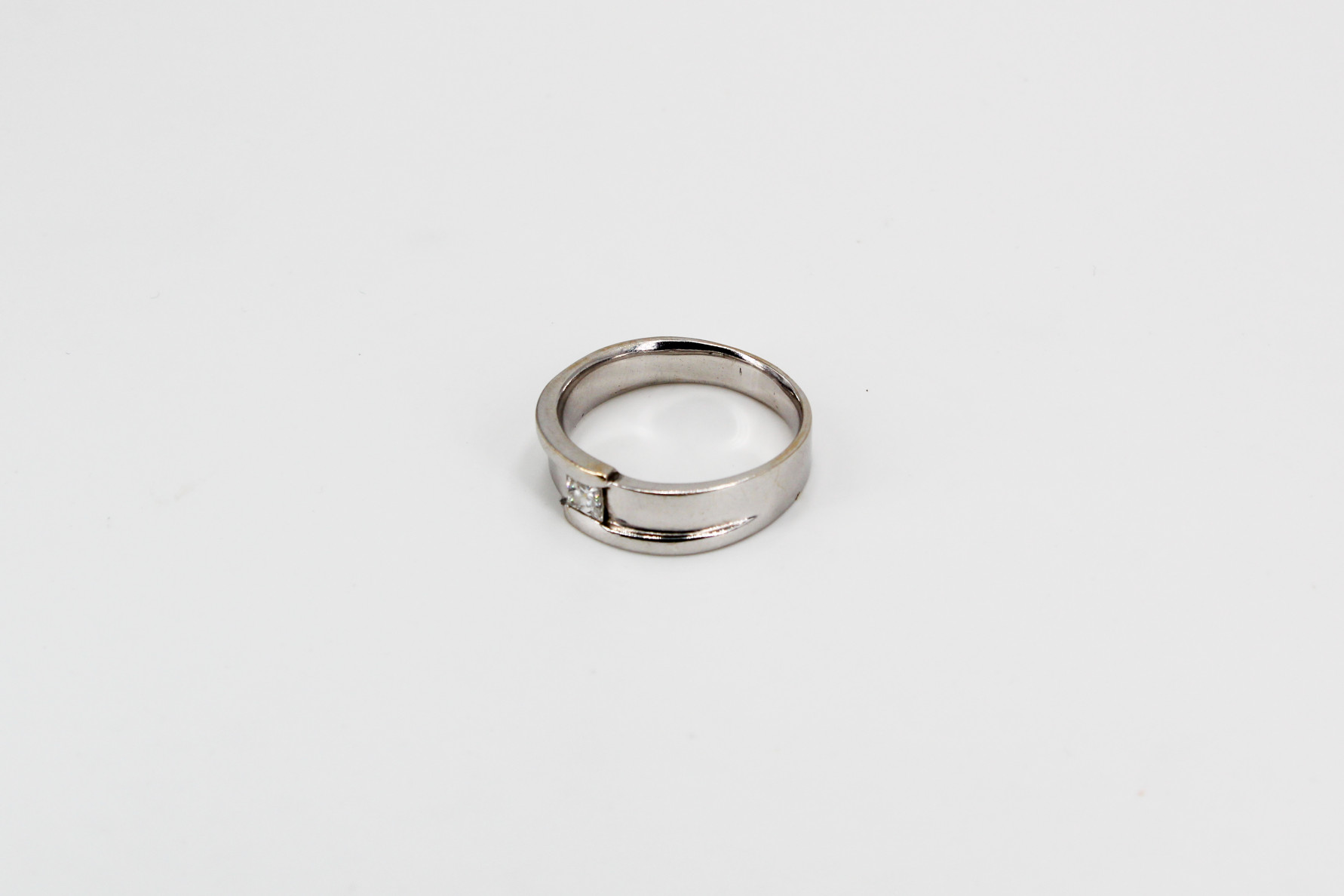 Solitario de oro blanco de 18k con diamantes. de segunda mano. Joyería de ocasión | ROYALHYSTERIA