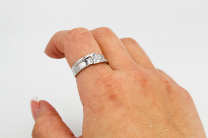Solitario de oro blanco de 18k con diamantes. de segunda mano. Joyería de ocasión | ROYALHYSTERIA
