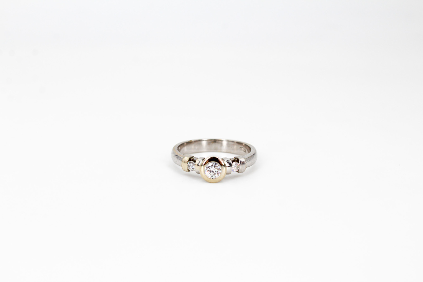 Solitario de oro blanco de 18k con diamantes. de segunda mano. Joyería de ocasión | ROYALHYSTERIA