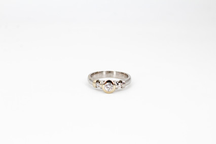 Solitario de oro blanco de 18k con diamantes. de segunda mano. Joyería de ocasión | ROYALHYSTERIA