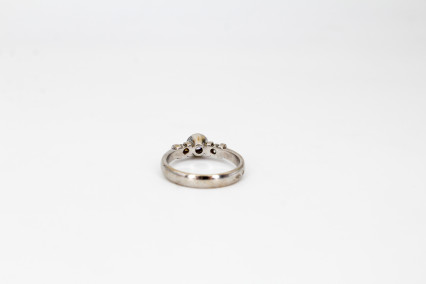 Solitario de oro blanco de 18k con diamantes. de segunda mano. Joyería de ocasión | ROYALHYSTERIA