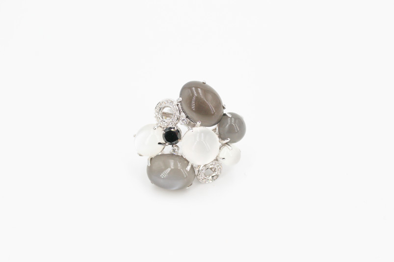 Anillo de oro blanco de 18k. de segunda mano. Joyería de ocasión | ROYALHYSTERIA