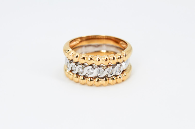 Anillo de oro combinado de 18k con diamantes. de segunda mano. Joyería de ocasión | ROYALHYSTERIA