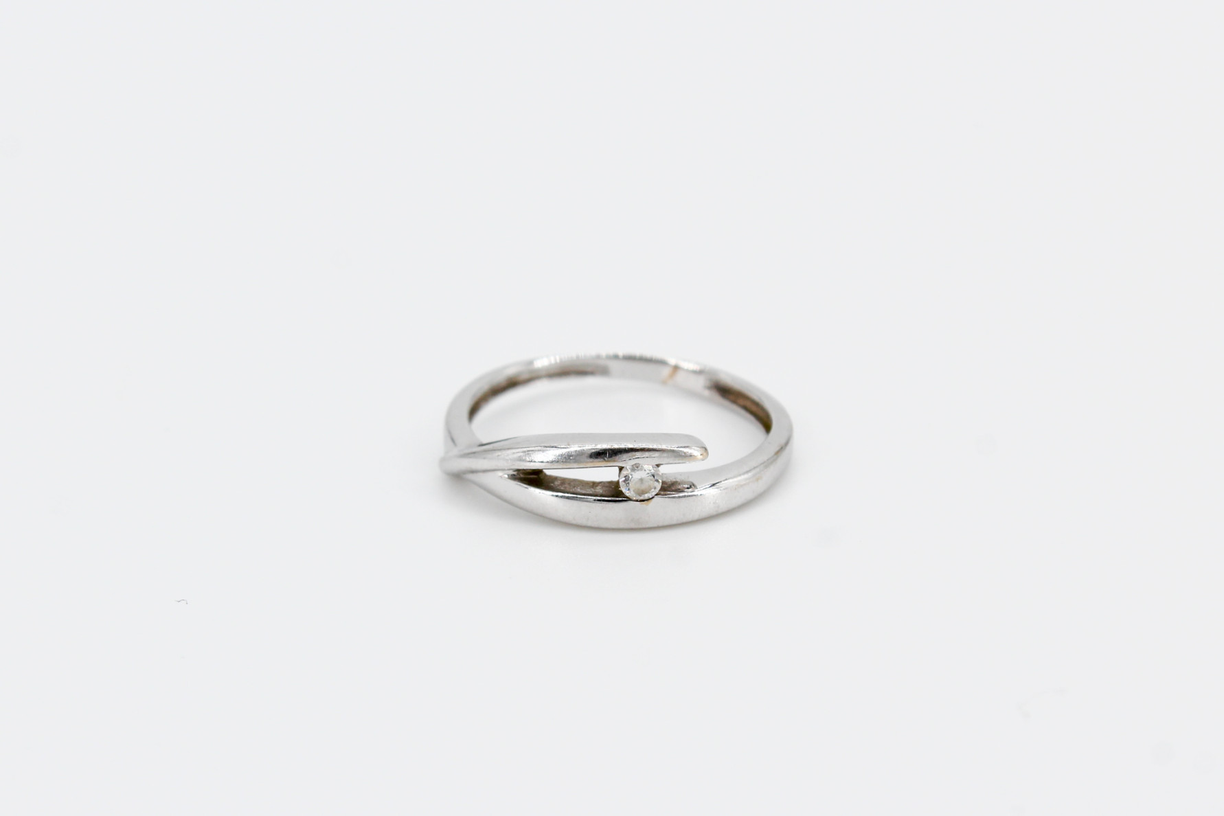Solitario de oro blanco de 18k. de segunda mano. Joyería de ocasión | ROYALHYSTERIA