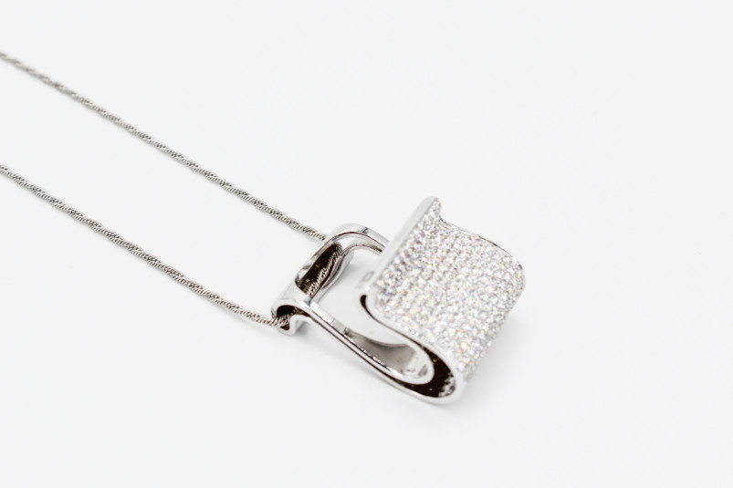 Colgante de oro blanco de 18k con diamantes. de segunda mano. Joyería de ocasión | ROYALHYSTERIA