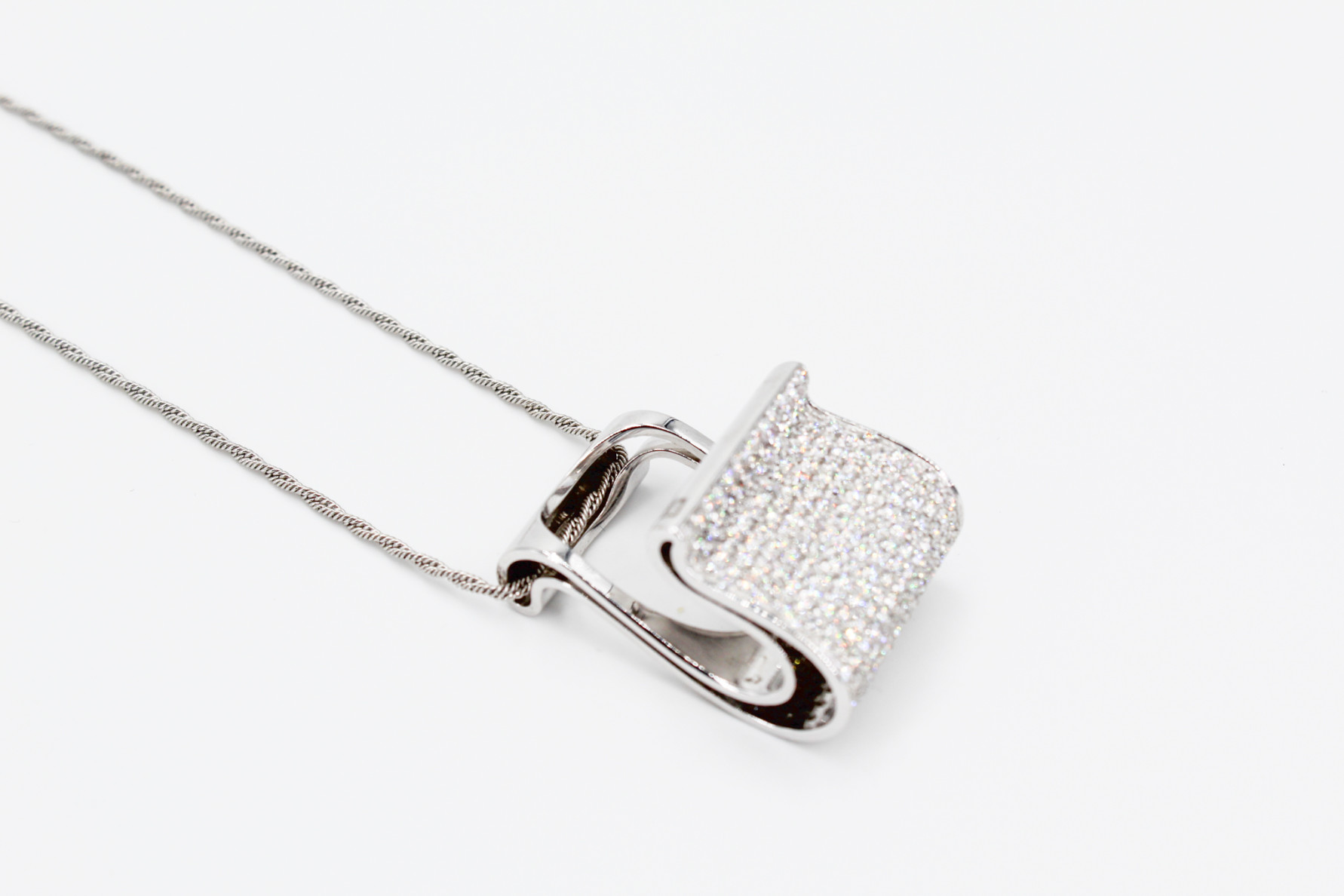 Colgante de oro blanco de 18k con diamantes. de segunda mano. Joyería de ocasión | ROYALHYSTERIA
