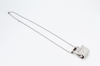 Colgante de oro blanco de 18k con diamantes. de segunda mano. Joyería de ocasión | ROYALHYSTERIA