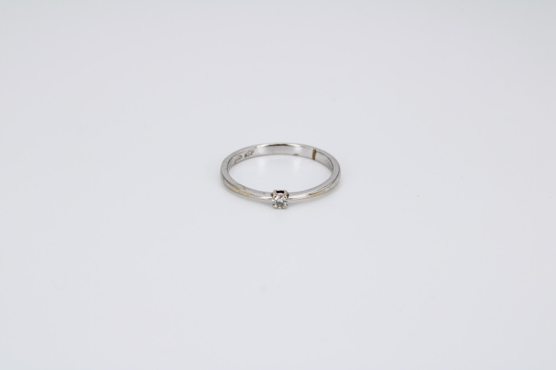 Solitario de oro blanco de 18k con diamantes. de segunda mano. Joyería de ocasión | ROYALHYSTERIA