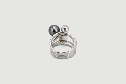 Anillo de oro blanco de 18k. de segunda mano. Joyería de ocasión | ROYALHYSTERIA