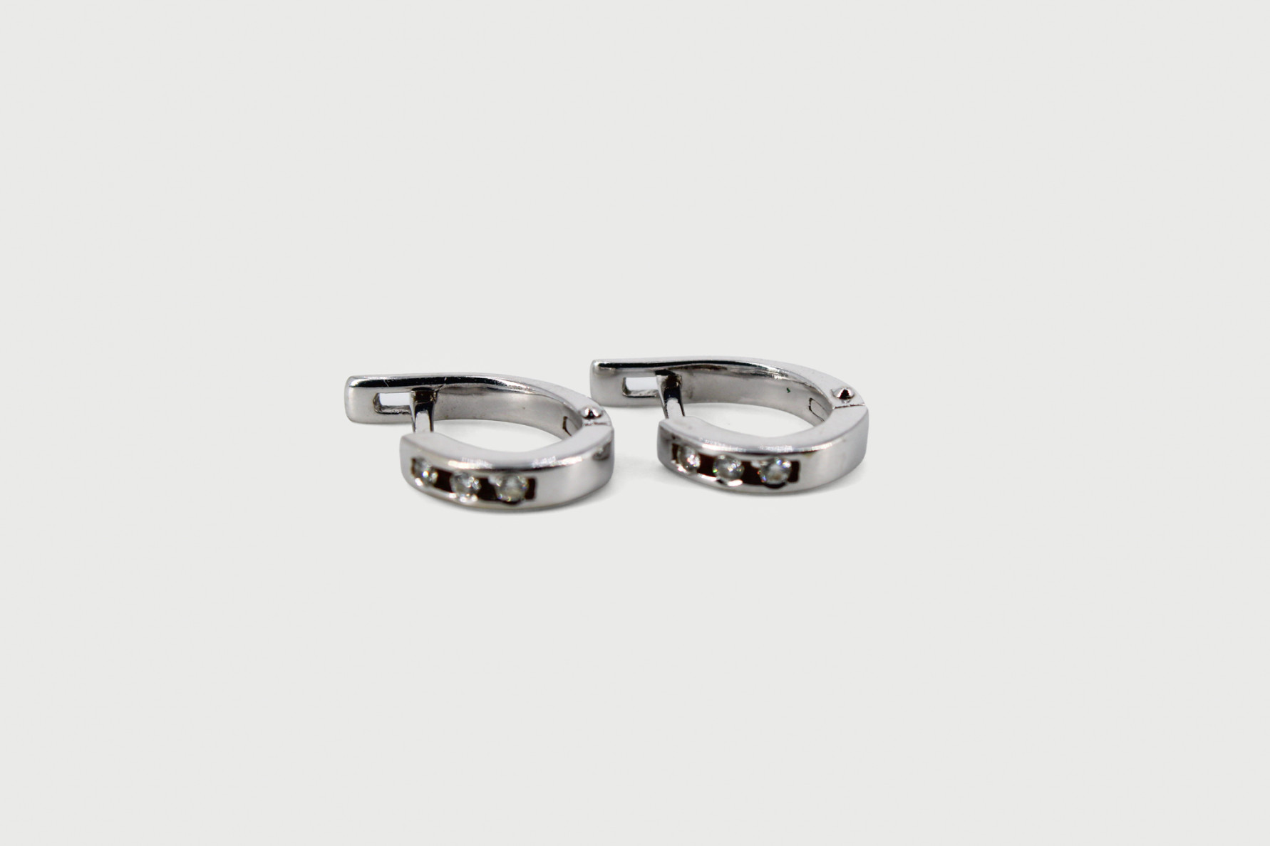 Pendiente de oro blanco de 14k. de segunda mano. Joyería de ocasión | ROYALHYSTERIA