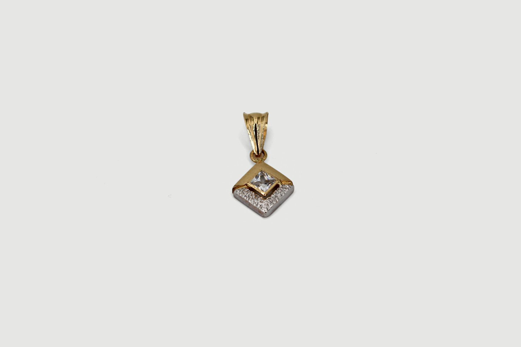 Colgante de oro combinado de 18k. de segunda mano. Joyería de ocasión | ROYALHYSTERIA