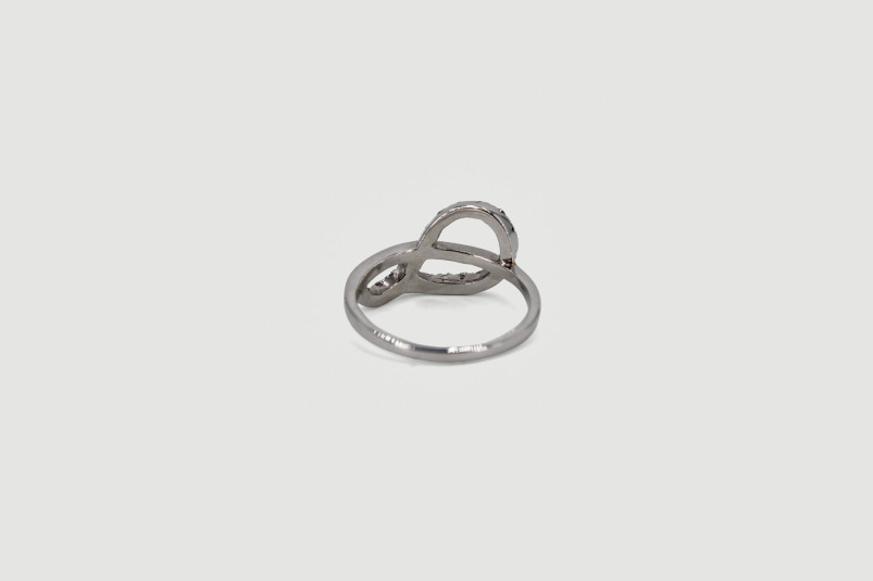 Anillo de oro blanco de 18k. de segunda mano. Joyería de ocasión | ROYALHYSTERIA