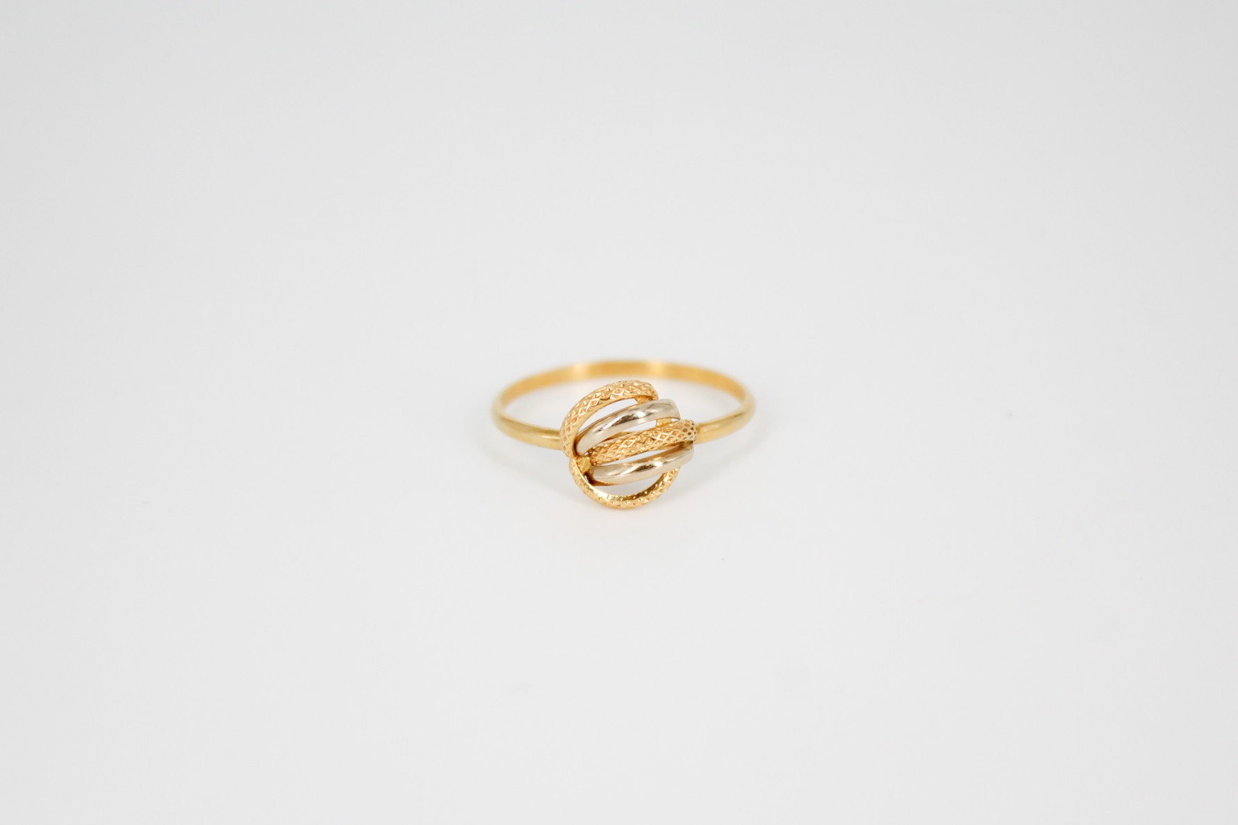 Anillo de oro combinado de 18k. de segunda mano. Joyería de ocasión | ROYALHYSTERIA