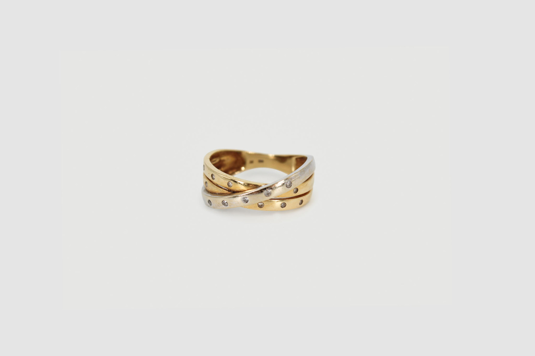 Anillo de oro combinado de 18k con diamantes. de segunda mano. Joyería de ocasión | ROYALHYSTERIA