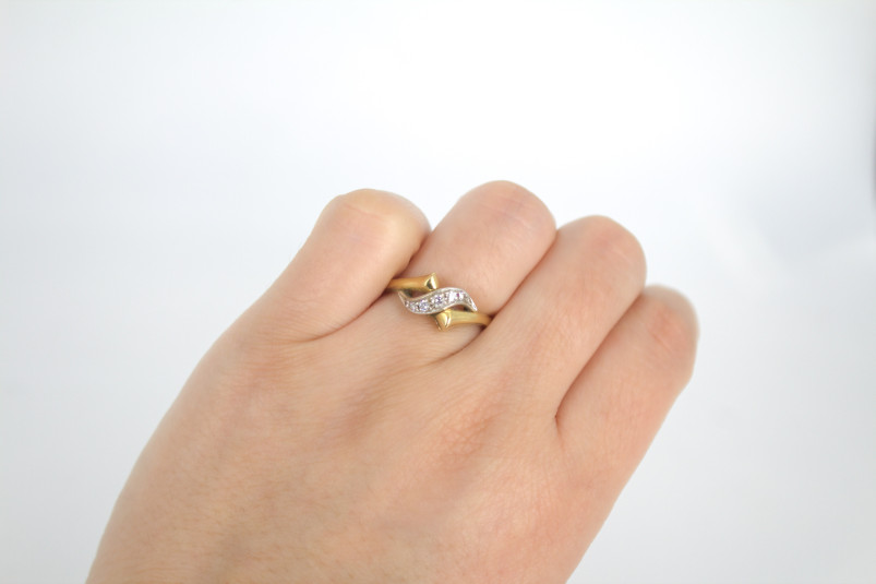 Anillo de oro de 18k con diamantes. de segunda mano. Joyería de ocasión | ROYALHYSTERIA