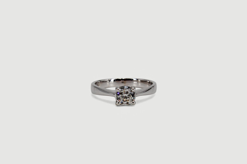Solitario de oro blanco de 18k con diamantes. de segunda mano. Joyería de ocasión | ROYALHYSTERIA