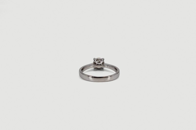 Solitario de oro blanco de 18k con diamantes. de segunda mano. Joyería de ocasión | ROYALHYSTERIA