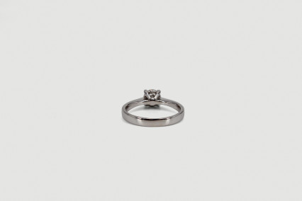 Solitario de oro blanco de 18k con diamantes. de segunda mano. Joyería de ocasión | ROYALHYSTERIA