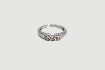 Anillo de oro blanco de 18k con diamantes. de segunda mano. Joyería de ocasión | ROYALHYSTERIA