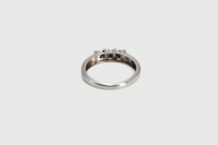 Anillo de oro blanco de 18k con diamantes. de segunda mano. Joyería de ocasión | ROYALHYSTERIA