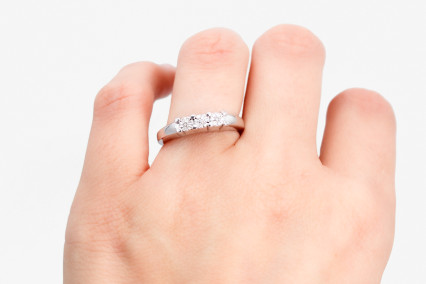 Anillo de oro blanco de 18k con diamantes. de segunda mano. Joyería de ocasión | ROYALHYSTERIA