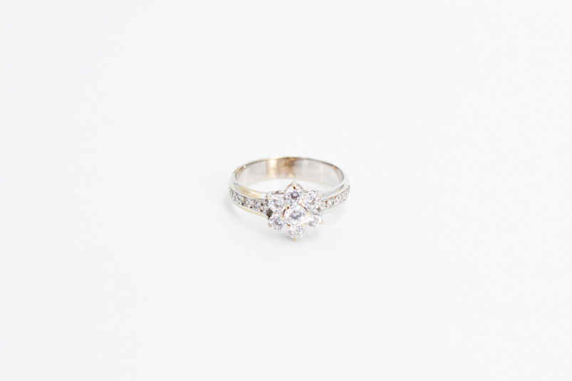 Anillo de oro blanco de 18k. de segunda mano. Joyería de ocasión | ROYALHYSTERIA