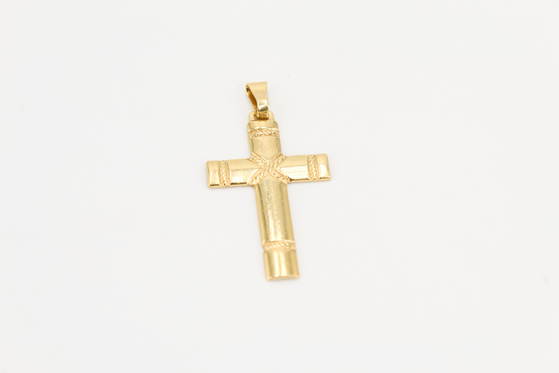 Cruz de oro de 18k. de segunda mano. Joyería de ocasión | ROYALHYSTERIA