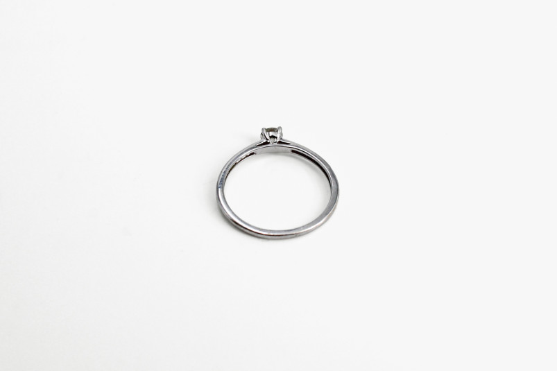 Solitario de oro blanco de 18k. de segunda mano. Joyería de ocasión | ROYALHYSTERIA
