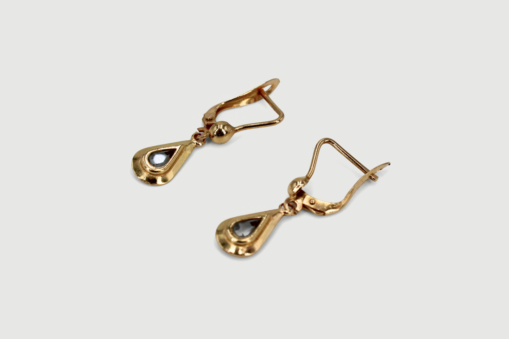 Pendiente de oro de 18k. de segunda mano. Joyería de ocasión | ROYALHYSTERIA