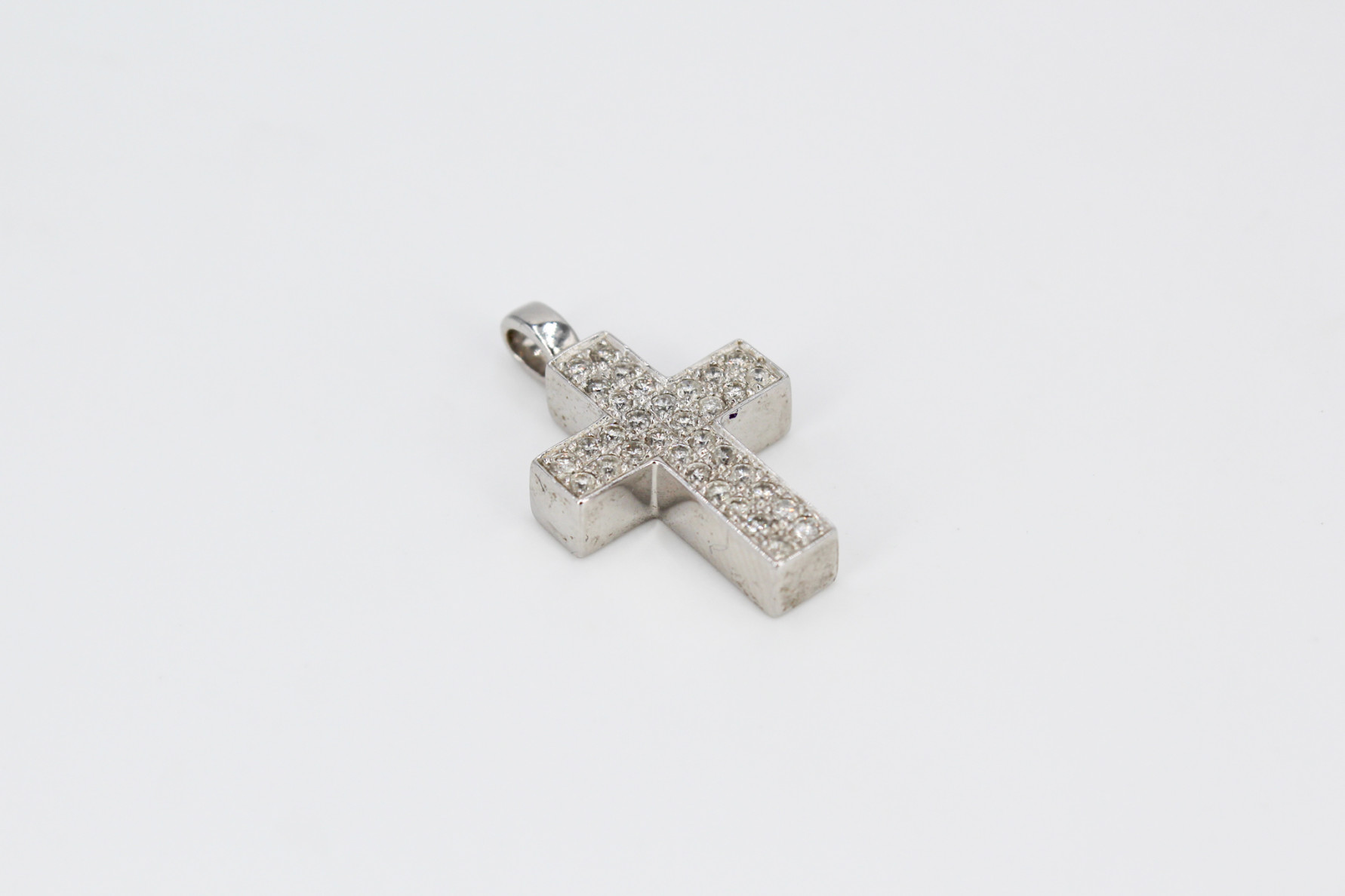 Cruz de oro blanco de 18k. de segunda mano. Joyería de ocasión | ROYALHYSTERIA