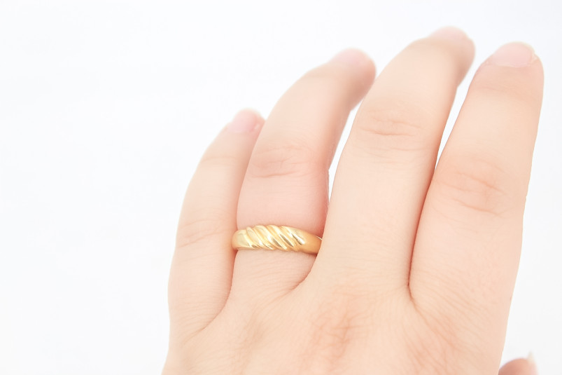 Anillo de oro de 18k. de segunda mano. Joyería de ocasión | ROYALHYSTERIA