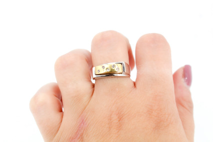 Anillo de oro combinado de 18k. de segunda mano. Joyería de ocasión | ROYALHYSTERIA