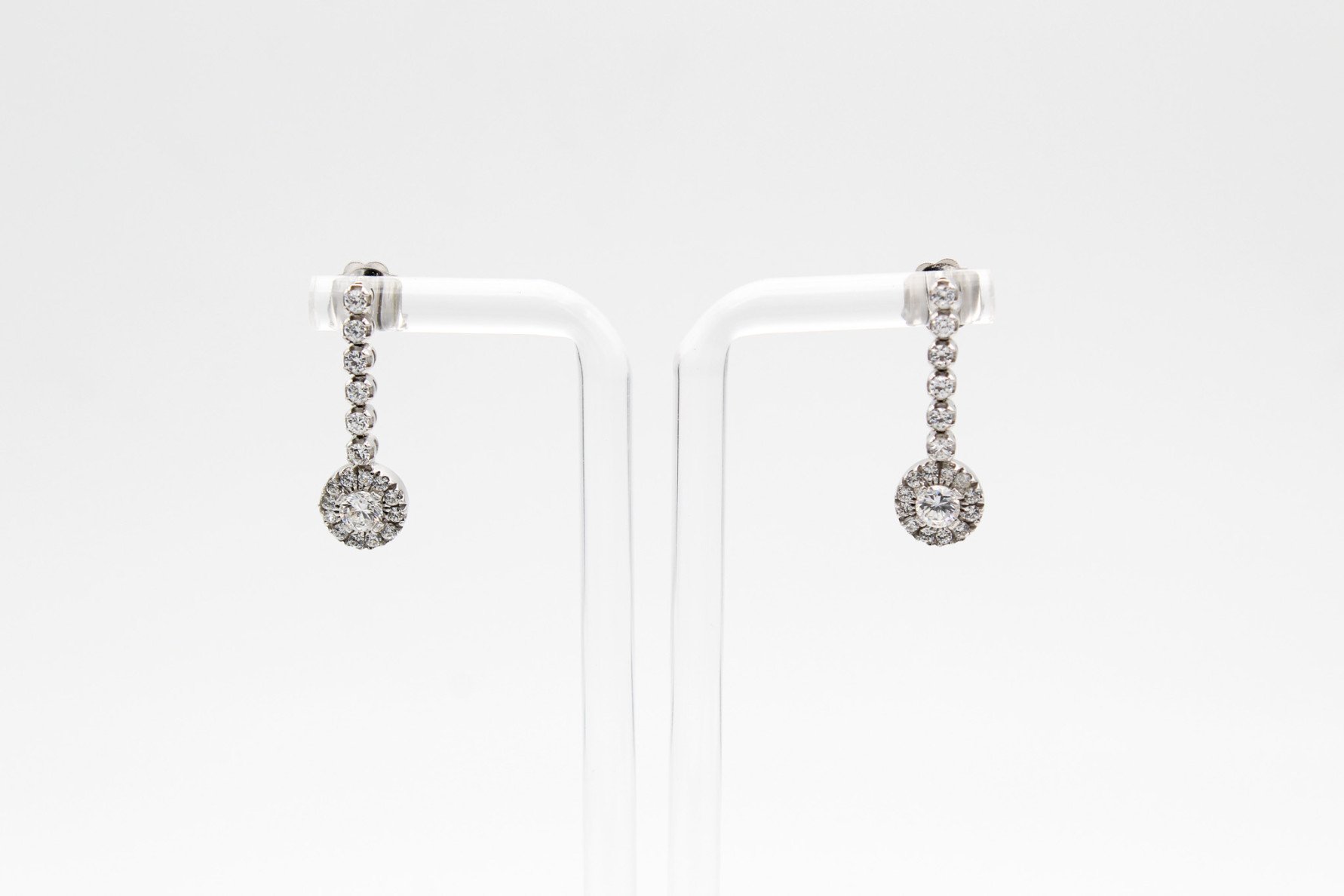 Pendiente de oro blanco de 18k. de segunda mano. Joyería de ocasión | ROYALHYSTERIA