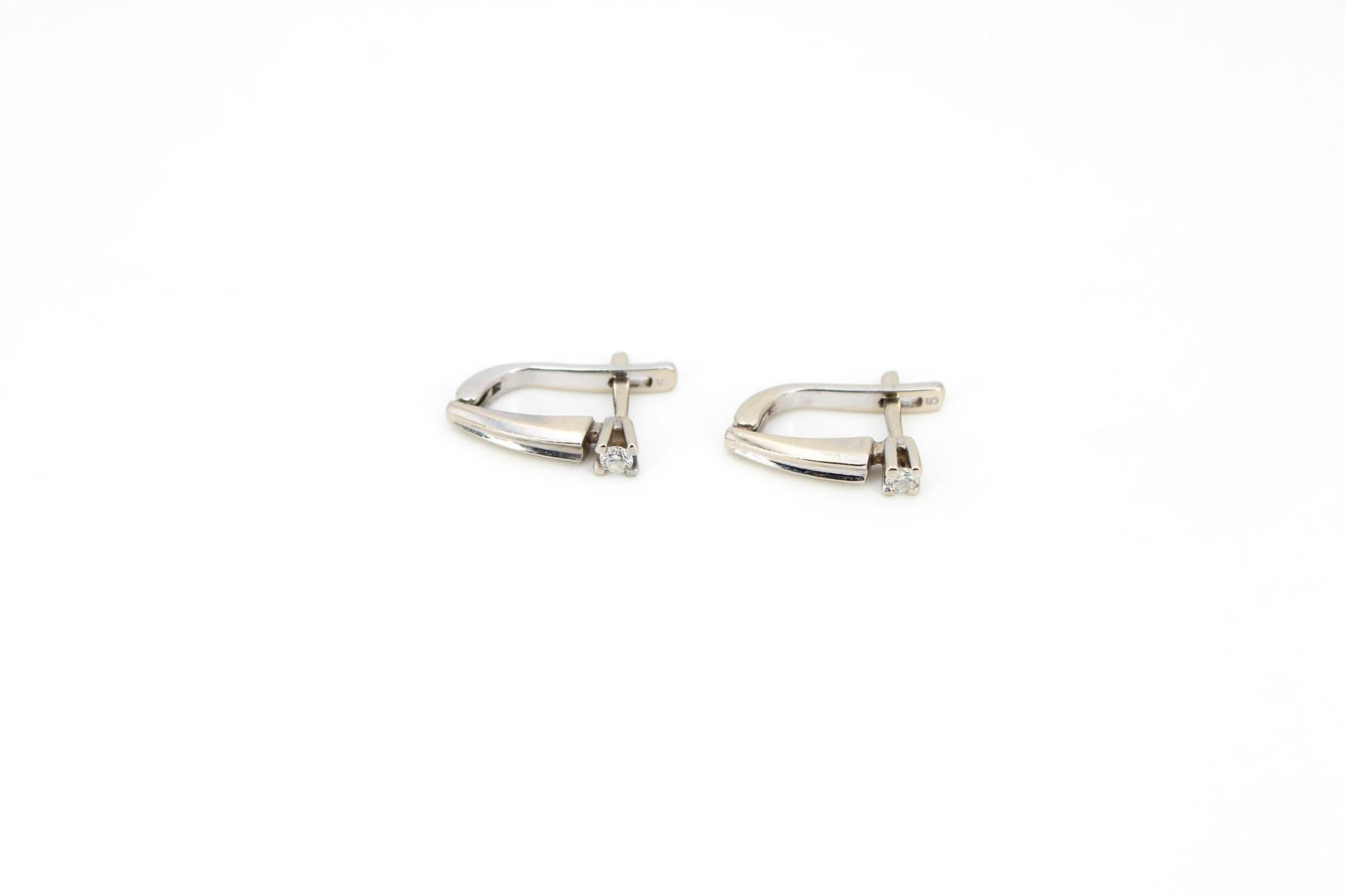 Pendiente de oro blanco de 14k. de segunda mano. Joyería de ocasión | ROYALHYSTERIA