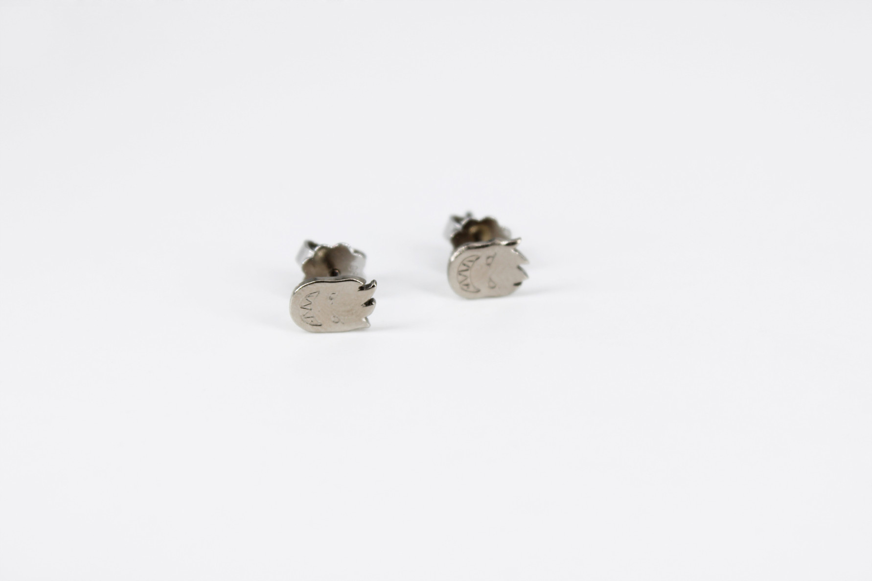 Pendiente de oro blanco de 18k. de segunda mano. Joyería de ocasión | ROYALHYSTERIA
