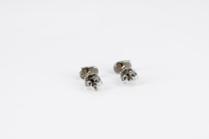 Pendiente de oro blanco de 18k. de segunda mano. Joyería de ocasión | ROYALHYSTERIA