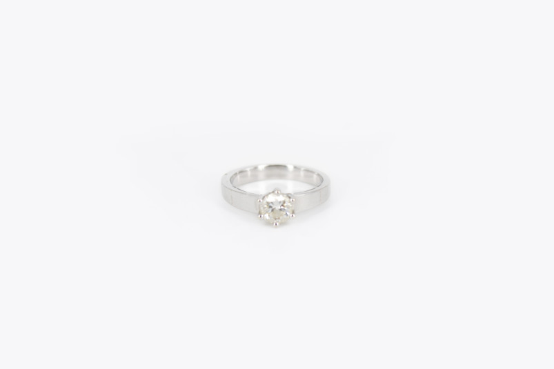 Solitario de oro blanco de 18k con diamantes. de segunda mano. Joyería de ocasión | ROYALHYSTERIA