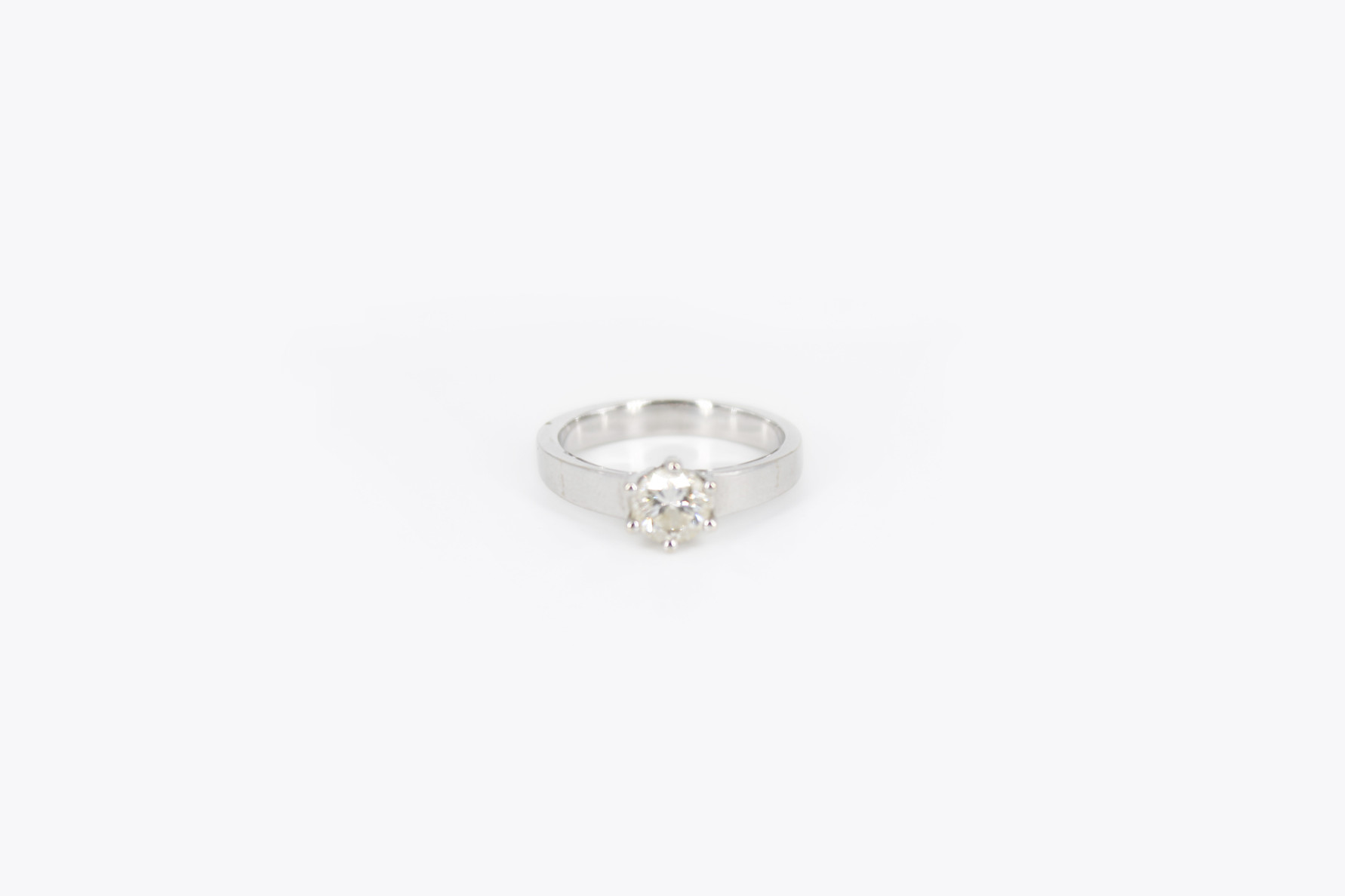 Solitario de oro blanco de 18k con diamantes. de segunda mano. Joyería de ocasión | ROYALHYSTERIA