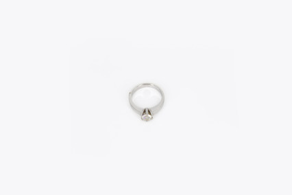 Solitario de oro blanco de 18k con diamantes. de segunda mano. Joyería de ocasión | ROYALHYSTERIA