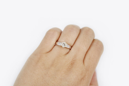 Solitario de oro blanco de 18k con diamantes. de segunda mano. Joyería de ocasión | ROYALHYSTERIA