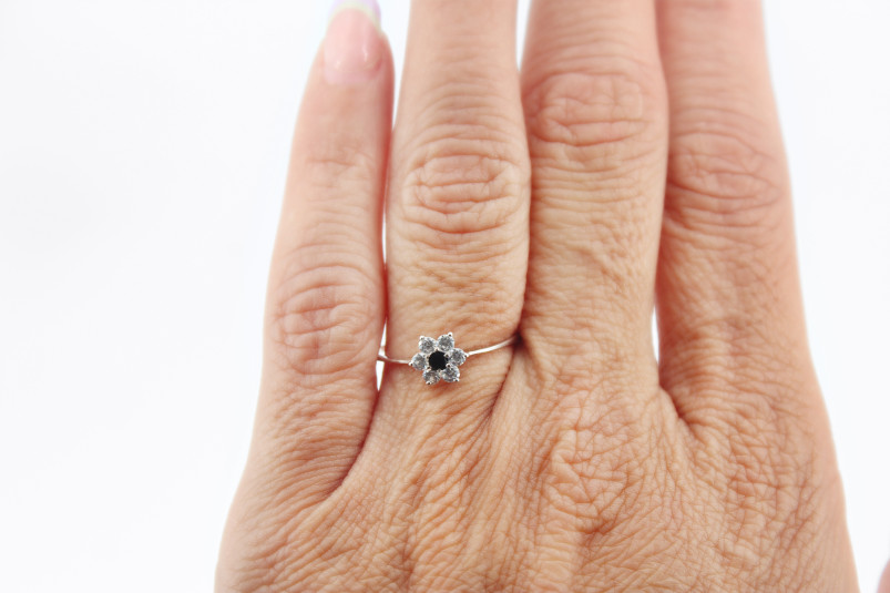 Anillo de oro blanco de 18k. de segunda mano. Joyería de ocasión | ROYALHYSTERIA