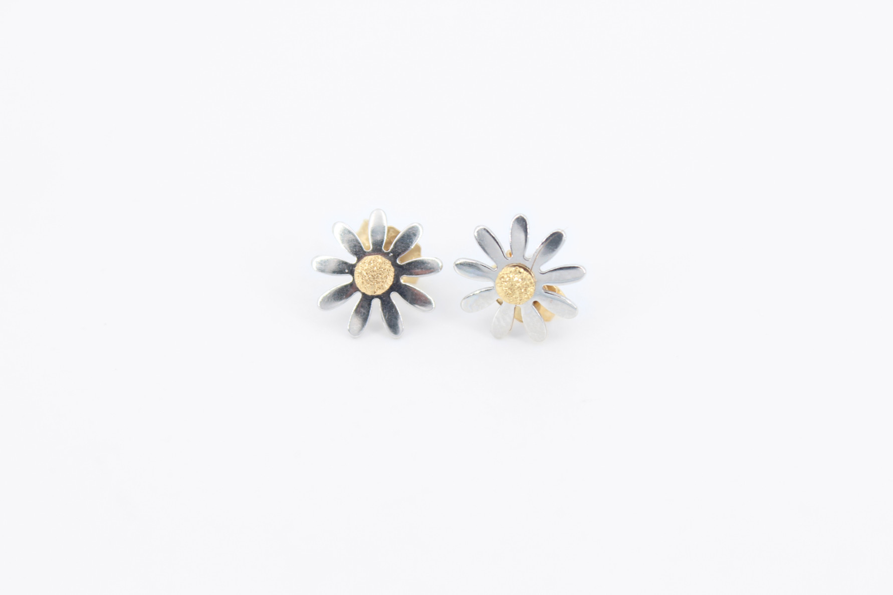 Pendiente de oro combinado de 18k. de segunda mano. Joyería de ocasión | ROYALHYSTERIA