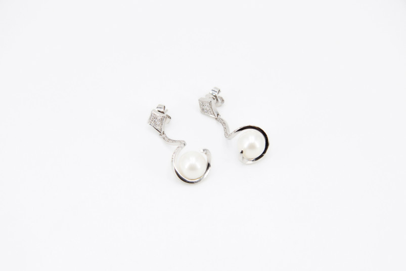 Pendiente de oro blanco de 18k. de segunda mano. Joyería de ocasión | ROYALHYSTERIA
