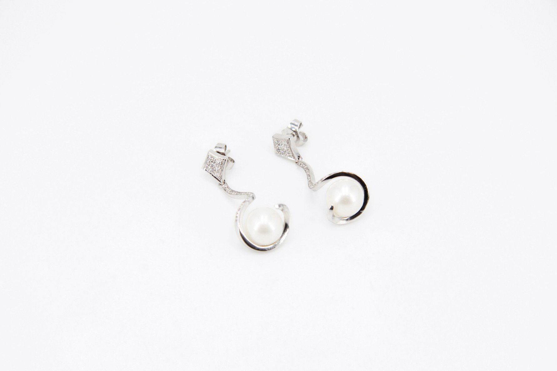 Pendiente de oro blanco de 18k. de segunda mano. Joyería de ocasión | ROYALHYSTERIA