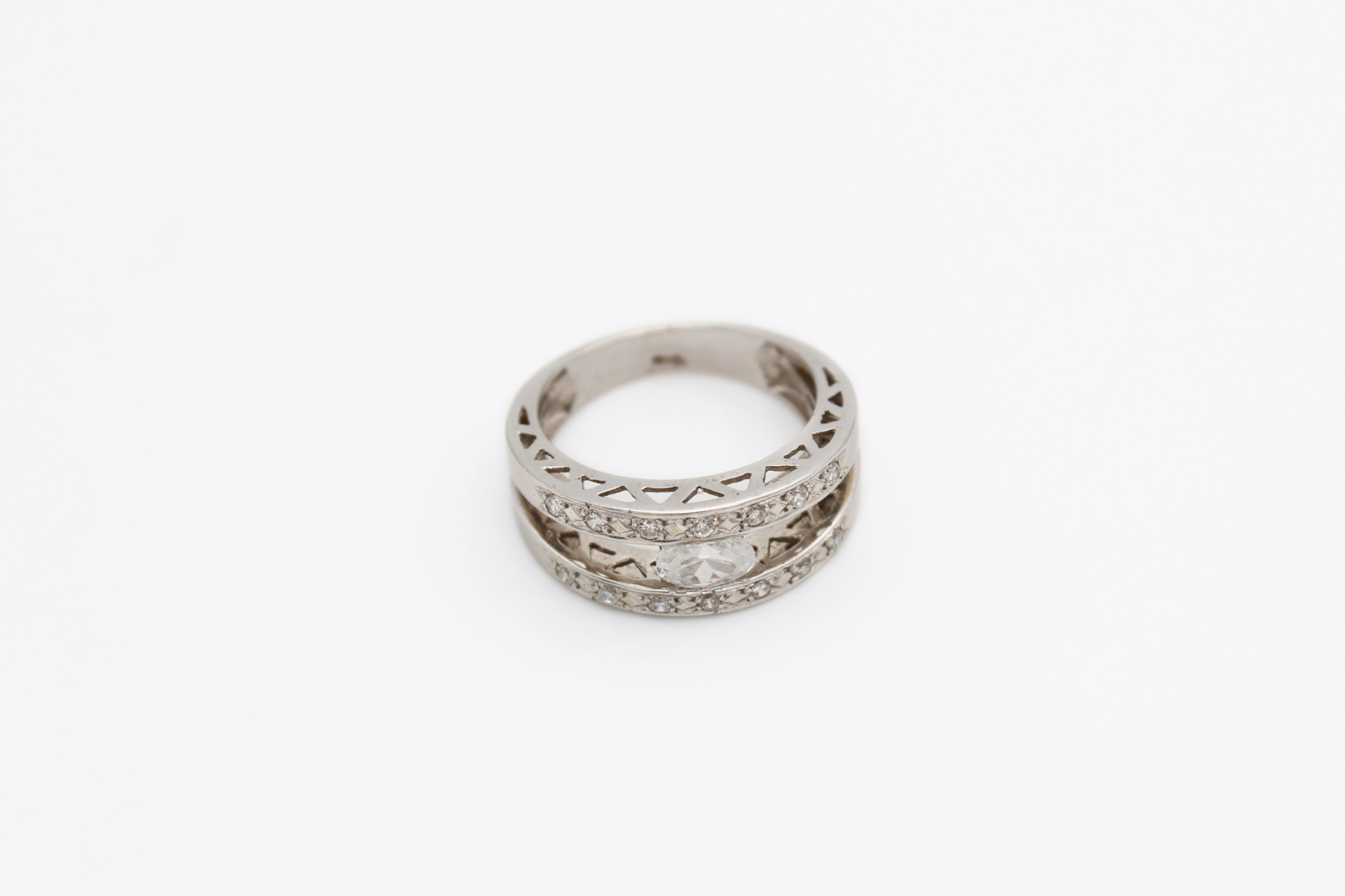 Anillo de oro blanco de 18k. de segunda mano. Joyería de ocasión | ROYALHYSTERIA
