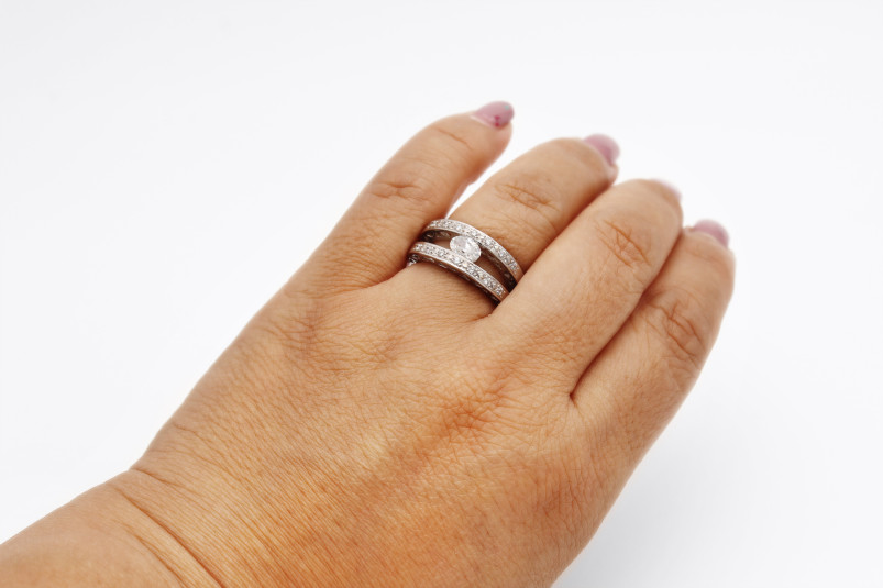 Anillo de oro blanco de 18k. de segunda mano. Joyería de ocasión | ROYALHYSTERIA