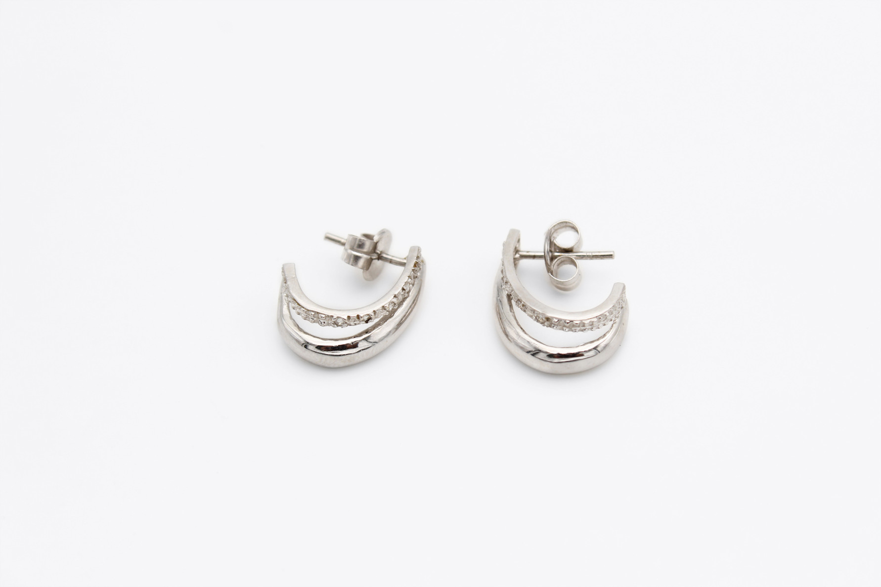 Pendiente de oro blanco de 18k. de segunda mano. Joyería de ocasión | ROYALHYSTERIA