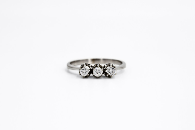 Anillo de oro blanco de 18k con diamantes. de segunda mano. Joyería de ocasión | ROYALHYSTERIA