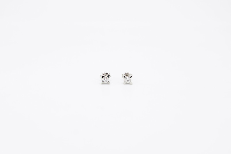 Pendiente de oro blanco de 18k con diamantes. de segunda mano. Joyería de ocasión | ROYALHYSTERIA